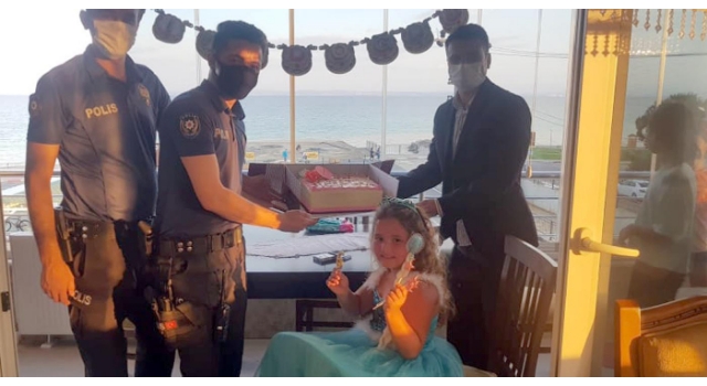 Siren sesinden korkan 6 yaşındaki Yağmur'a polisten doğum günü sürprizi