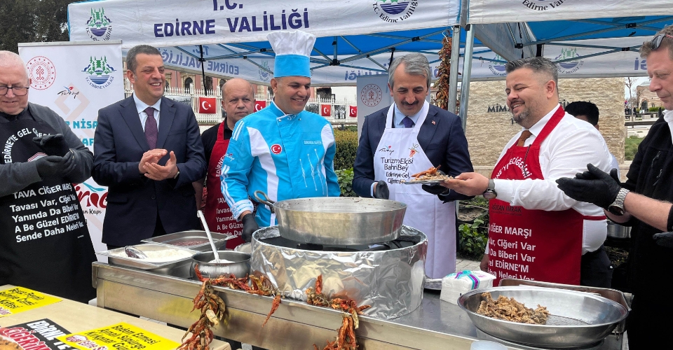 Edirne’nin fahri turizm elçisi Bahri Dinar anısına, ücretsiz tava ciğer dağıtıldı