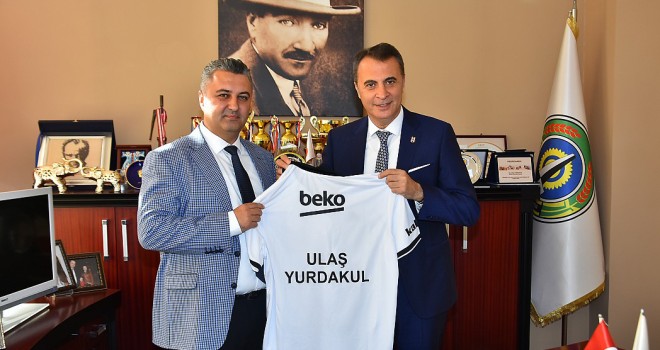 Başkan Yurdakul’a Forma Hediye Etti