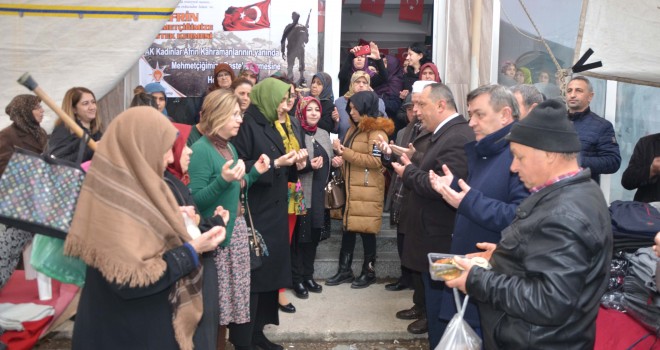 AK Parti İlçe Kadın Kolları, Mehmetçiğe Yardım Kermesi Düzenledi