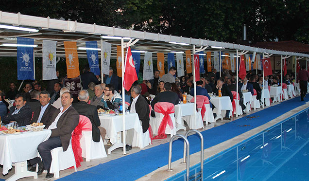 AK PARTİ’DEN İFTAR YEMEĞİ