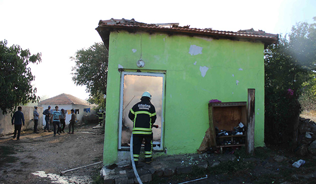 EV YANARAK KÜL OLDU