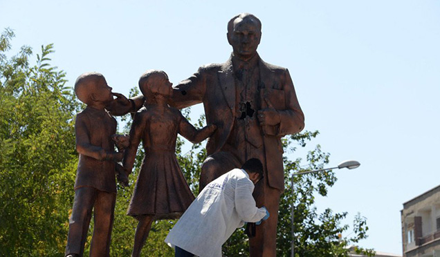 Atatürk’e bir saldırı daha… Bu sefer Diyarbakır’da