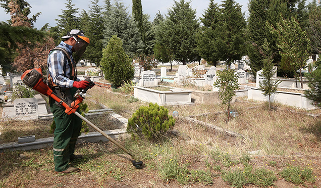 Mezarlıklar Bayrama Hazırlanıyor