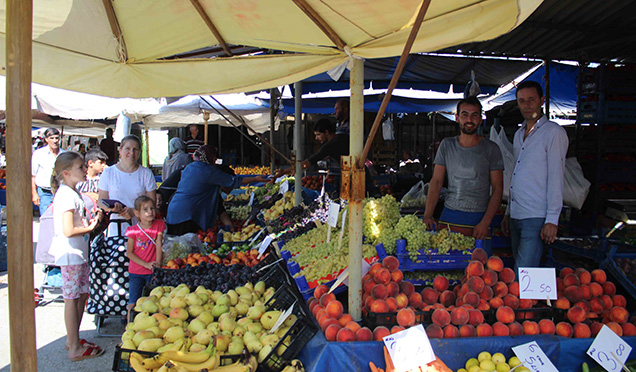 BAYRAM ÖNCESİ ESNAFIN YÜZÜ GÜLDÜ