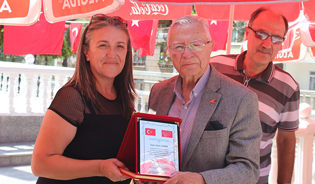 ESKİ BAŞKANLARA PLAKET VERİLDİ