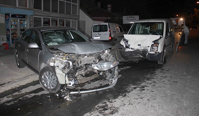 Park Halindeki Otomobile Çarptı: 1 Yaralı