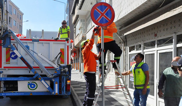 Caddelere Trafik Levhaları Dikildi
