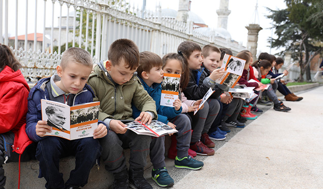 MİNİK KALPLERİ ATATÜRK İÇİN ATTI