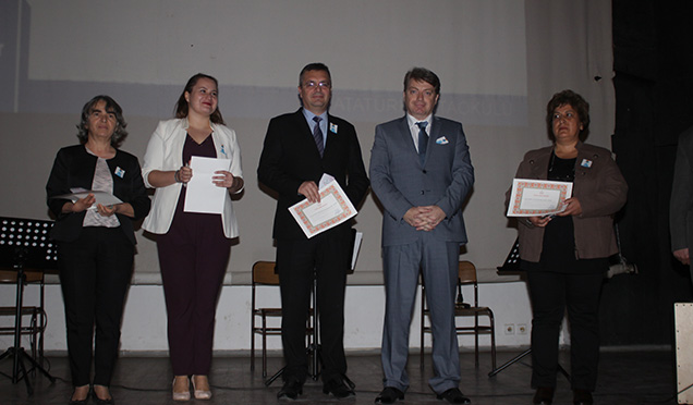 Emekli Olan Öğretmenlere Ödül Verildi