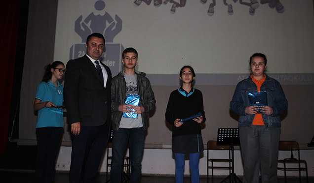 ÖĞRENCİLERE ÖDÜLLERİ VERİLDİ