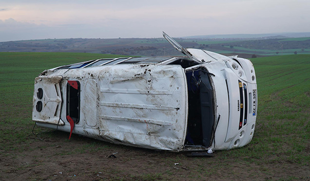 ÖĞRENCİ SERVİSİ TAKLA ATTI 6 YARALI