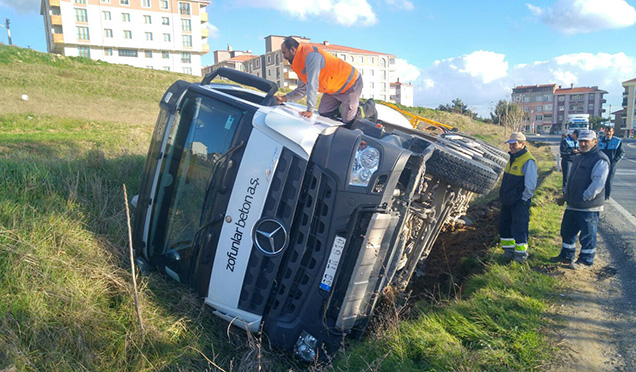 BETON MİKSERİ DEVRİLDİ