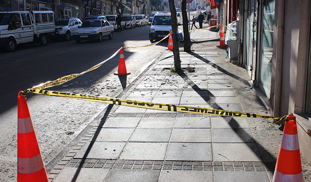 Başına Sıvalar Düşmesi Sonucu Ağır Yaralandı