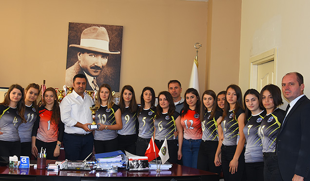 Hentbol Kız Takımından Belediye Başkanı Yurdakul'a Ziyaret