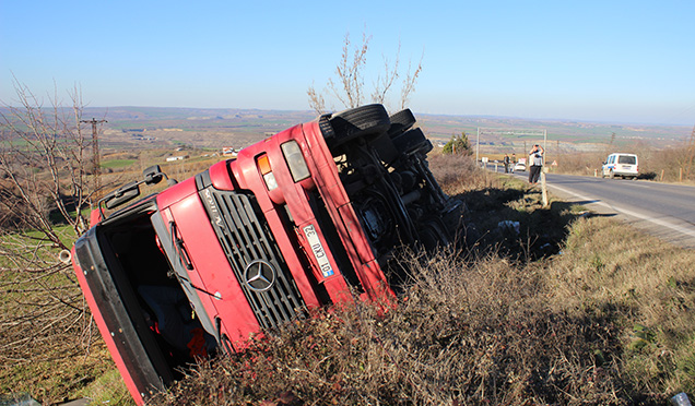 Saman Yüklü TIR Devrildi 1 Yaralı