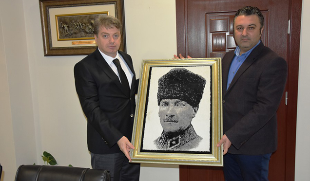 ATATÜRK PORTRESİ HEDİYE ETTİ