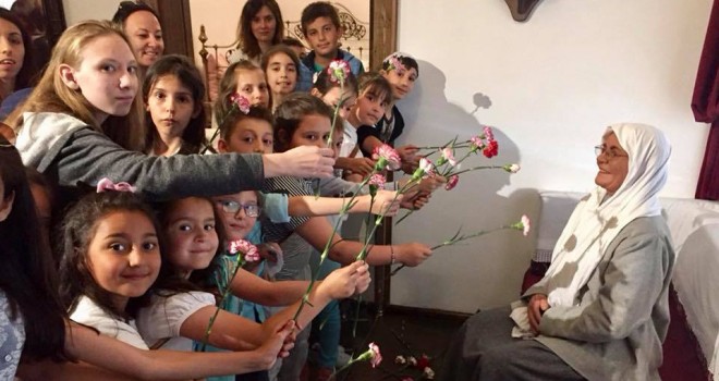 Çocuklar Zübeyde Ana’ya Koştu