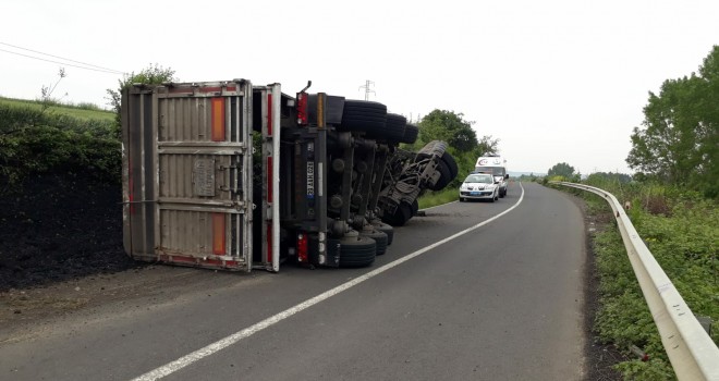 TIR DEVRİLDİ; 1 YARALI