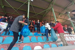 'Bilinçli taraftar, temiz çevre' sloganıyla tribünü temizlediler