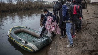 Lastik botlarla Meriç üzerinden Yunanistan'a geçiyorlar