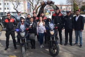 Özel öğrenciler, kask taktı, polis motosikletine bindi
