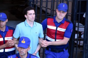 Sınırı geçen Yunan askerlerinin kıyafetleri iade edildi