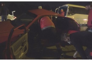 Araçta sıkışan yaralıyı itfaiye çıkarttı