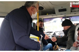 Belediye başkanı, market ve minibüste maske dağıttı