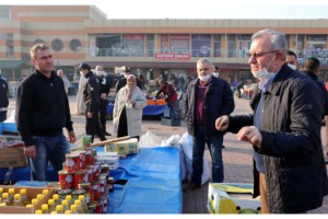 Belediye başkanı, pazar esnafına maske ve eldiven dağıttı