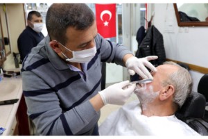 Berberlerden maske ve eldivenli tıraş