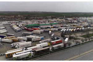 Bulgaristan'da Türk TIR'ları kilometrelerce kuyruk oluşturdu