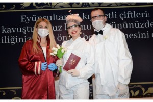 Gelin ve damat tulum, maske, eldiven ve koruyucu gözlükle ‘Evet’ dedi