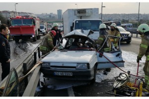 Kamyonet otomobile çarptı: 1 ölü