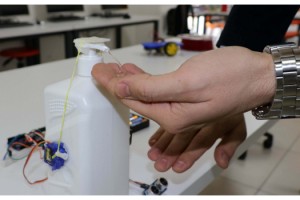 Öğrencilerin tasarladığı 'sensörlü dezenfektan' cihazı ilgi gördü