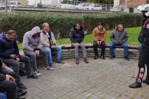 Parkta toplu şekilde alkol alan kişilere ceza kesildi