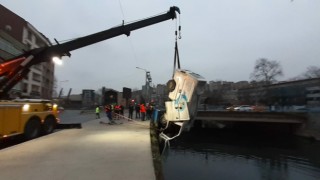 Polisin 'dur' ihtarından kaçan 2 kişi, panelvan ile su kanalına uçtu