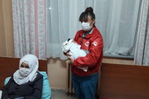 Sınırındaki göç yolculuğunda 'Hazze' bebek doğdu