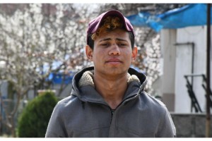 Yunan askeri göçmenin burnunu kırdı, parasını aldı