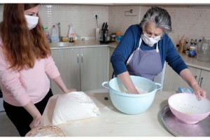 76 yaşında sağlık çalışanlarına yemek yapmaya başladı, eş dost herkes ona katıldı