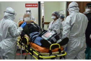 Acil servis çalışanlarının koronavirüs nöbeti hastane içinde fotoğraflandı