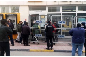 Banka önlerine sosyal mesafenin korunması için bariyerli önlem