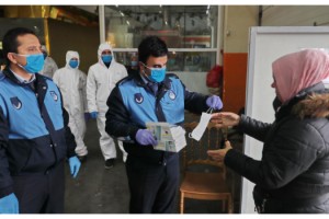 Başakşehir Belediyesi, semt pazarlarında ücretsiz maske dağıttı