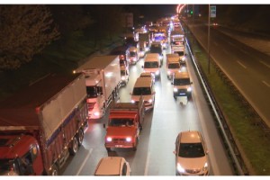 Bayrampaşa Sebze Hali girişinde metrelerce araç kuyruğu