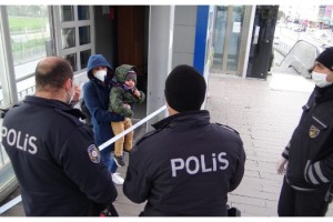 Çocuklarını hastaneye götürmek için metrobüse gelen iki kadına izin verilmedi