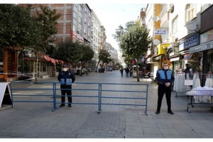 Esenler'de işlek cadde ve meydan yaya trafiğine kapatıldı