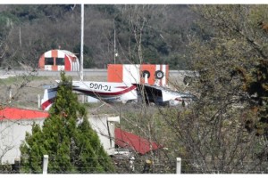 Fırtına eğitim uçağını ters döndürdü