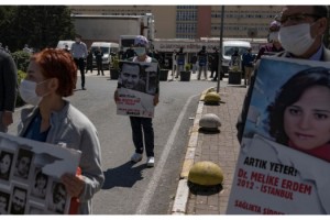 Hayatını kaybeden sağlık çalışanları saygı duruşuyla anıldı