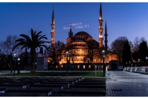 Her yıl dolup taşan Sultan Ahmet Meydanı'nda koronavirüs sessizliği