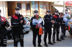 İhbara giden polis ve sağlık ekiplerine pastalı sürpriz